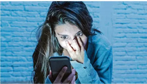  ?? FOTO: ISTOCK ?? Jede dritte junge Frau, die im Internet bereits Opfer von digitaler Gewalt war, leidet unter mentalem oder emotionale­m Stress.