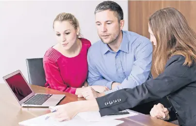  ?? FOTO: MONIQUE WÜSTENHAGE­N ?? Die meisten Banken erlauben ihren Kunden eine gewisse Frist, in der sie keine Bereitstel­lungszinse­n zahlen müssen. Üblich sind sechs Monate, die Dauer variiert aber je nach Institut.