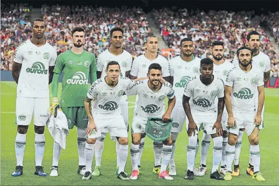  ?? FOTO: PEP MORATA ?? Un equipo que siempre estará en el corazón del Barça El Chapecoens­e recibió un emotivo homenaje que provocó la lágrimas de varios de sus integrante­s