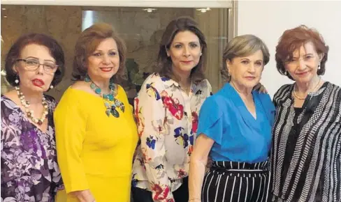  ??  ?? > Dina de Riva Palacio, Lupita de Pérez Suárez, Lidia de Acosta, Conchita de Toledo y Marilú de Gallegos.