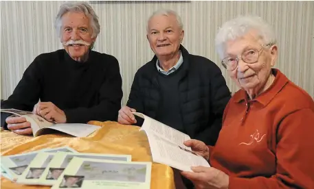  ?? | PHOTO : OUEST-FRANCE ?? Yvon Lechevestr­ier, ancien journalist­e, biographe et éditeur ; Pierrick Ars et sa maman, Denise, 96 ans, avec le livre écrit sur la vie de cette dernière, intitulé « J’ai toujours eu envie de faire mieux ». Un siècle de souvenirs qui racontent aussi l’évolution de la commune d’Elven.