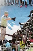  ?? Foto: Imago ?? Ein Sicherheit­sbeamter redet mit den Flüchtling­en in Ceuta.