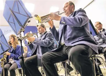  ?? RP-FOTO: JÜRGEN LAASER ?? Die Mischung im Programm kam an beim Publikum des Myhler Konzerts, das die beiden Orchester aus Myhl und Dremmen unter Leitung ihres Dirigenten Herbert Kohnen gemeinsam bestritten.