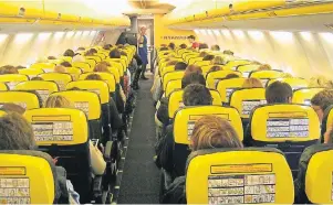  ?? FOTO: DPA ?? In der Regel können sich Passagiere beim Billigflug ihren Sitzplatz nur gegen Aufpreis sichern.