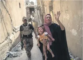  ??  ?? USKYLDIG OFFER: En jente som er blitt skadet i kampene om Gamlebyen i Mosul fraktes bort sist mandag.