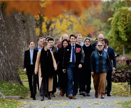  ??  ?? Justin Trudeau venu prêter main-forte à des candidats libéraux québécois, lors de la dernière campagne fédérale, le 16 octobre dernier. La conférence de presse au cours de laquelle cette photo a été prise se tenait au Jardin botanique de Montréal, qui se trouve dans la circonscri­ption d’Hochelaga, gagnée par Soraya Martinez (derrière Justin Trudeau).