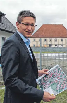  ?? SZ-FOTO: JOHANNES NUSS ?? Bürgermeis­ter Andreas Braun will, dass der Ort in Öpfingen ein einheitlic­hes Erscheinun­gsbild behält.