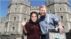  ?? MARKO DJURICA/REUTERS ?? PASANGAN BERTOPENG: Dua orang memakai topeng Pangeran Harry dan Meghan Markle di luar Windsor Castle kemarin (15/5).