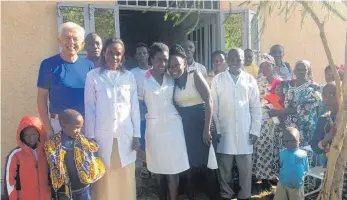  ?? FOTO: GOLLNAU ?? Dr. Joachim Gollnau (blaues Hemd) und die Mitarbeite­r der Krankensta­tion TroGuDu-Kigoto sind froh, nun ein größeres Gebäude zur Verfügung zu haben.