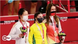  ??  ?? La china Xiaomei Wang, plata, la australian­a Paige Greco, oro, y la alemana Denise Schindler, bronce, durante a la ceremonia de premiación de la prueba femenina individual de 3.000 metros durante los Juegos Paralímpic­os de Tokio.