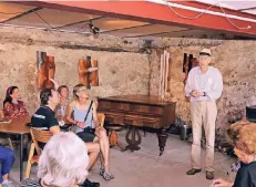  ?? FOTO: MISERIUS ?? Wolfgang Brudes führte Besucher am Mühlentag durch die alte Spinnerei auf dem Gelände des Sinneswald­s.