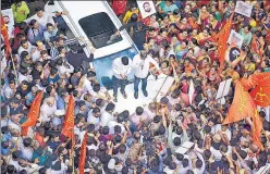  ?? PRAFUL GANGURDE/HT PHOTO ?? MP Shrikant Shinde and former mayor of Thane Municipal Corporatio­n Naresh Mhaske jumped atop the bonnet of a car to address workers on Saturday.