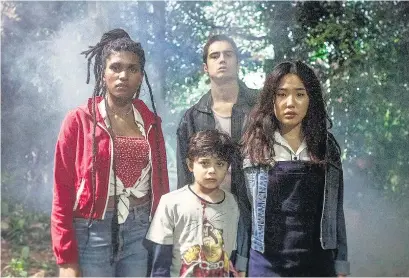  ??  ?? El grupo de chicos que protagoniz­a la serie intenta descubrir por qué razón los muertos están volviendo.