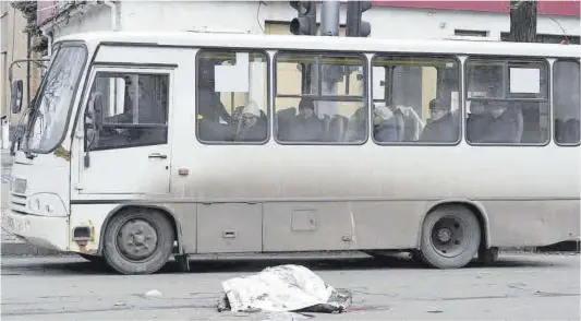  ?? Stringer / AFP ?? El cuerpo de una mujer muerta en un reciente bombardeo yace en una calle de Donetsk.