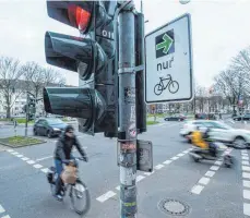  ?? FOTO: DPA ?? In einem Pilotproje­kt in Düsseldorf wird der Grüne Pfeil für Radfahrer bereits getestet.