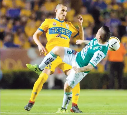  ??  ?? Jorge Torres Nilo (izquierda) y Sebastián Ramos Sepúlveda, durante la primera mitad del encuentro entre Tigres y León en el estadio Universita­rio ■ Foto Afp