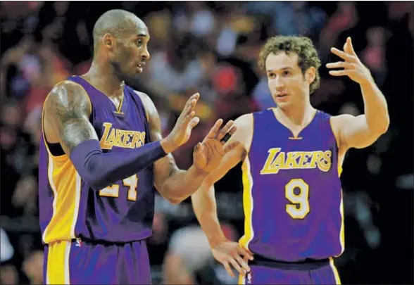  ?? SCOTT HALLERAN / AFP ?? Kobe Bryant y su nuevo compañero en los Lakers, Marcelinho Huertas