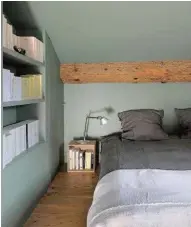  ??  ?? SOUS LES TOITS. Située au 2e et dernier étage, la chambre parentale tire le meilleur parti de sa configurat­ion atypique grâce à des rangements sur mesure, nichés dans les moindres recoins. Parure de lit en lin «Sarta», 281 €, et couvre-lit en coton «Khadi», à partir de 100 €, Caravane.