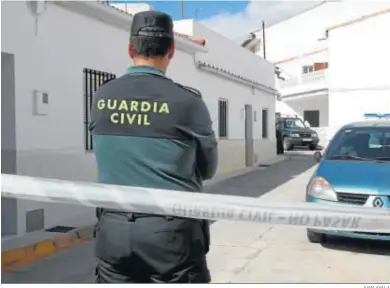  ?? JUAN AYALA ?? Un agente vigila el escenario de un crimen machista el pasado marzo en Córdoba.