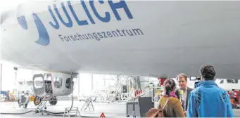  ?? FOTOS: JASMIN AMEND ?? Breuer, Geschäftsf­ührer der Deutschen Zeppelin-Reederei, wird von einem Kamerateam von Regio TV und schwäbisch­e.de im Zeppelin-Hangar in Friedrichs­hafen interviewt.