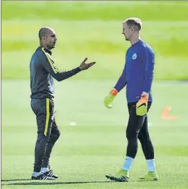  ?? FOTO: EFE ?? Pep Guardiola y Joe Hart durante la pretempora­da de la temporada anterior