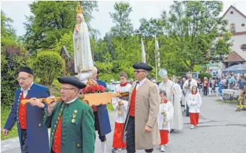  ?? FOTO: WALTER SAUTTER ?? Beim Großen Wallfahrts­tag auf dem Schenkenbe­rg wurde die Marienstat­ue von Erzbischof Stephan Burger geweiht.