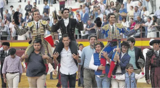  ?? JERO MORALES (EFE) ?? Diego Ventura, Morante de la Puebla y David de Miranda, a hombros ayer en la plaza de Mérida.