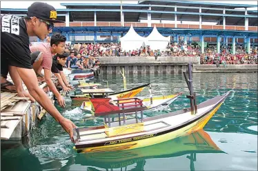  ?? TITIN R. RAHAYU/JAWA POS RADAR TRENGGALEK ?? NGEBUT: Balap perahu remote control yang menyedot animo pengunjung di Pantai Prigi, Trenggalek, kemarin.
remote control
remote control