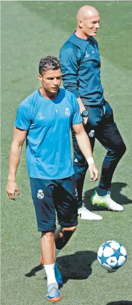  ??  ?? Cristiano Ronaldo y Zinedine Zidane