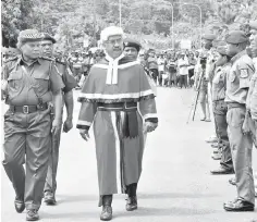  ??  ?? Parade commander Julie Palakai (left) escorting East New Britain’s new residentia­l Judge Justice Stephen Kassman (centre) during a guard of honour parade outside Kokopo Police station in Kokopo, Papua New Guinea. — AFP photos