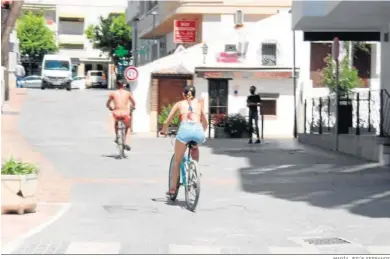  ?? MARÍA JESÚS SERRANOS ?? Vista de ciclistas en la calle Padre José Vera, en Marbella.