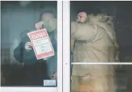  ?? PETER J. THOMPSON / FINANCIAL POST FILES ?? Adamson BBQ's Adam Skully is forced to place a closed sign at his Toronto restaurant after defiantly opening
to indoor diners in November.