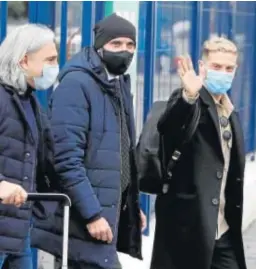  ?? JOSÉ ÁNGEL GARCÍA ?? EL PAPU GÓMEZ YA ES SEVILLISTA. El futbolista argentino Papu Gómez llegó ayer a Sevilla para compromete­rse con el conjunto de Nervión. Monchi fue recogerlo al aeropuerto y en breve el ex del Atalanta se pondrá a las órdenes de Julen Lopetegui.