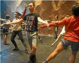  ??  ?? Choreograp­her PJ Rebullida leading the “Newsies” cast in rehearsal