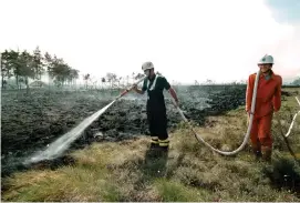  ?? Bild: JOACHIM NYWALL ?? EFTERSLÄCK­NING. Under drygt fyra veckor var räddningst­jänsten på plats vid brandplats­en.