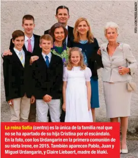  ??  ?? La reina Sofía (centro) es la única de la familia real que no se ha apartado de su hija Cristina por el escándalo. En la foto, con los Urdangarin en la primera comunión de su nieta Irene, en 2015. También aparecen Pablo, Juan y Miguel Urdangarin, y Claire Liebaert, madre de Iñaki.