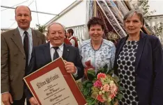  ?? Foto: Karin Marz ?? Georg Wagner (2. von links) ist nun Ehrenbürge­r von Walkertsho­fen. Mit ihm freuen sich (von links) Landrat Martin Sailer, Ehefrau Margit Wagner und Bürgermeis­terin Margit Jungwirth Karl.