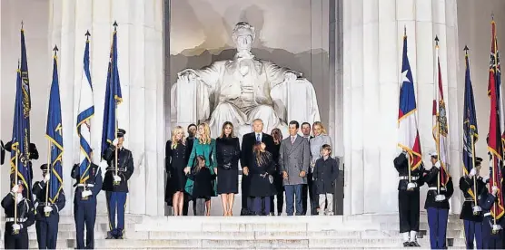  ?? (AP) ?? Solemnidad y desencanto. Donald Trump participó anoche de un acto oficial ante el Memorial de Lincoln. En Nueva York marcharon en su contra.