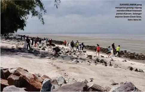  ??  ?? SUKARELAWA­N yang menyertai gotong-royong membersihk­an kawasan pantai di Jeram, Selangor anjuran Seven Clean Seas,
baru-baru ini.