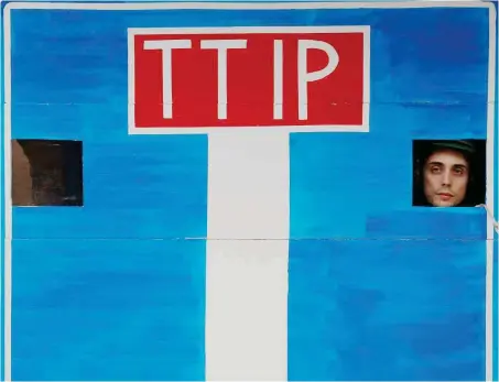  ?? Foto: Reuters/Francois Lenoir ?? »Stop TTIP« durfte nicht gestoppt werden.