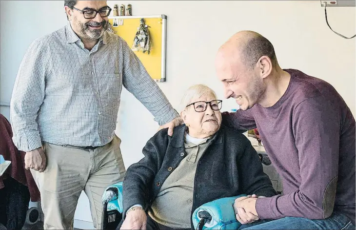  ??  ?? Assumpció Chiva, 99 años, con los médicos que le hicieron el trasplante fecal, Juan Pablo Horcajada, jefe de infeccioso­s del Mar, y Roberto Güeri, experto en el trasplante