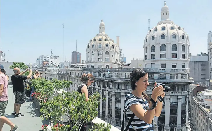  ?? FOTOS: GUILLERMO R. ADAMI ?? En el cielo. Ayer, en Diagonal Norte al 600, las cúpulas de uno de los edificios Bencich encandilar­on. Los hermanos Bencich levantaron 110 construcci­ones en el país.