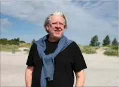  ??  ?? Kunstformi­dler Gunnar Munksgaard organisere­r hver sommer en sanddag på stranden ved kunstmusee­t Arken i Ishøj. I år deltager 1.700 børn. Foto: Pr