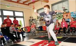  ??  ?? Cedric Kühnlenz von der ABC-Schule in Schleiz testet seine Reaktionss­chnelligke­it im Reaktionsc­ourt. Foto: Jürgen Müller