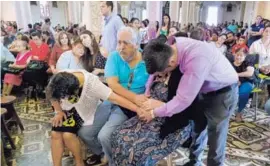  ?? CORTESÍA ZONA DE PRENSA ?? Padres y abuelos oraron a san Ramón por sus retoños.