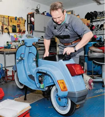  ?? Fotos: Thorsten Jordan ?? Georg Kaiser sammelt und restaurier­t alte Vespas. Jeden Donnerstag verschwind­et er in seiner Werkstatt und widmet sich den kultigen Zweirädern. Im Bild arbeitet er gerade an einer Vespa DH 50 XL (Baujahr 1990).