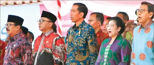  ?? HENDRA EKA/JAWA POS ?? INDONESIA RAYA: Presiden Joko Widodo (tengah) bersama Gubernur Jatim Soekarwo
(kiri), Ketua MPR Zulkifli Hasan, Presiden Ke-5 RI Megawati Soekarnopu­tri, dan Wakil
Presiden Ke-11 RI Boediono kemarin.