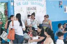  ??  ?? COBERTURA. Madres de familia acuden a los centros de salud para cumplir con el esquema de vacunación de sus hijos.