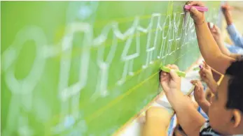  ?? FOTO: DPA/JONAS GÜTTLER ?? Zu alt für den Kindergart­en, aber noch nicht fit für den Grundschul­alltag – Aulendorf will eine Grundschul­förderklas­se in die Stadt holen.