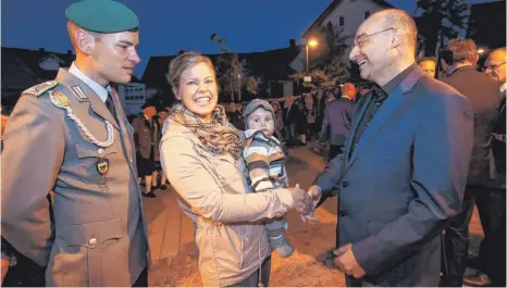  ?? FOTO: THOMAS WARNACK ?? Die Bürger stehen Schlange, um dem neu gewählten Bürgermeis­ter zu gratuliere­n.